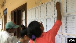 រូបឯកសារ៖ ប្រជាពលរដ្ឋ​កម្ពុជា​ កំពុង​ផ្ទៀងផ្ទាត់​ឈ្មោះ​បោះឆ្នោត​ម្តងទៀត​ នៅឯ​ការិយាល័យ​បោះឆ្នោត​មួយ​ ក្នុង​រាជធានី​ភ្នំពេញ នៅថ្ងៃទី៣​ ខែមិថុនា​ ឆ្នាំ២០១៧។ (ហ៊ាន សុជាតា/វីអូអេ)