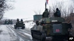우크라이나 동부에서 러시아의 지원을 받는 분리주의 반군이 탱크로 이동하고 있다.
