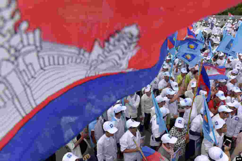 Para pendukung partai oposisi Kamboja, CNRP, berkumpul dalam acara kampanye hari terakhir di Phnom Penh.