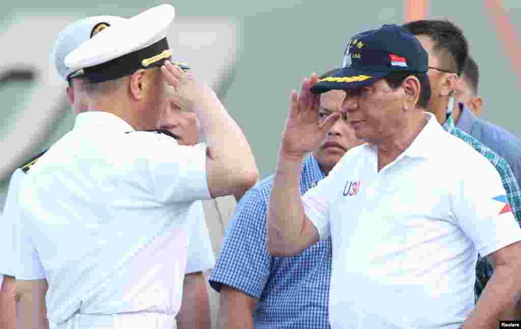 菲律宾总统杜特尔特率政府和军队官员登上在菲律宾达沃市访问的中国自行设计和建造的导弹驱逐舰长春舰参观，中国军官向杜特尔特敬礼，他回礼。杜特尔特称菲中两国海军以后还可以开展联合军演。（2017年5月1日）