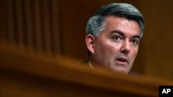 미 의회 '아시아안심법'을 발의한 코리 가드너 공화당 상원의원이 지난해 7월 외교위 청문회에서 증인으로 출석한 마이크 폼페오 국무장관에게 질문하고 있다.