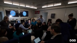 گفتگوی جیم متیس وزیر دفاع آمریکا با خبرنگاران پیش از نشست وزیران ناتو در بروکسل، پایتخت بلژیک - ۲۷ بهمن ۱۳۹۵ 