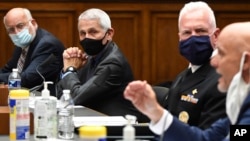 Gjatë dëshmisë në Kongres, nga e majta, Dr. Robert Redfield, Dr. Anthony Fauci, Admiral Brett Giroir dhe Dr. Stephen Hahn