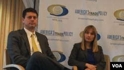 前美助理财政部长洛厄里与美国进步中心中国政策主任韩美妮在一个研讨会上讨论美中贸易政策。（美国之音莉雅拍摄）