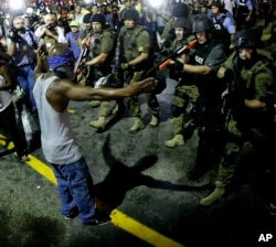 美国密苏里州弗格森镇警民对峙的情形（2014年8月20日）