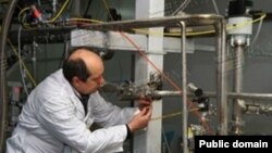 کارشناس آژانس بین المللی انرژی اتمی در حال پلمب کردن تأسیسات هسته ای ایران - ژانویه ۲۰۱۴