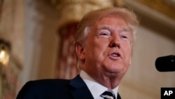 美国总统川普在蓬佩奥国务卿在国务院举行的宣誓仪式上讲话。（2018年5月2日）