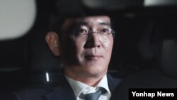 박근혜 한국 대통령과 최순실 씨 측에 거액의 뇌물을 제공한 혐의를 받는 이재용 삼성전자 부회장이 16일 영장실질심사를 마친 뒤 경기 의왕 서울구치소로 들어가고 있다.