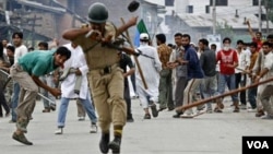 Polisi India sering menjadi sasaran amukan para demonstran di Kashmir-India.