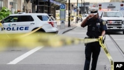 警察和急救人员在辛辛那提市市中心附近的枪击现场。