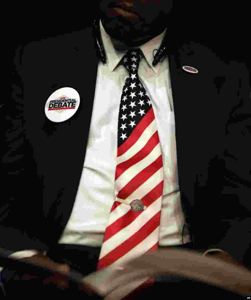 អ្នក​ចូលរួម​ម្នាក់​អង្គុយរង់ចាំ​ទស្សនា​ការ​ជជែកដេញដោល​លើកទីបី​រវាង បេក្ខជន​ប្រធានាធិបតី​គណបក្ស​សាធារណរដ្ឋ​លោក Donald Trump និង​បេក្ខជន​ប្រធានាធិបតី​គណបក្ស​ប្រជាធិបតេយ្យ​លោកស្រី Hillary Clinton នៅ​មហាវិទ្យាល័យ University of Nevada, Las Vegas (UNLV) ក្នុង​ក្រុង Las Vegas កាល​ពី​ថ្ងៃ​ទី១៩ ខែ​តុលា ឆ្នាំ​២០១៦។