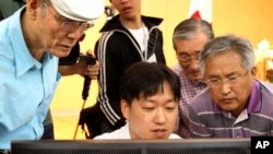 The Fifes and Drums of Colonial Williamsburg in front of the Powder Magazine in Colonial Williamsburg’s Historic Area. (Courtesy Colonial Williamsburg Foundation) 