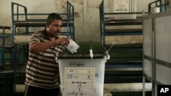 Un Egyptien vote dans un bureau au Caire, Egypte, le 28 mai 2014. 