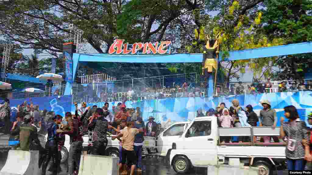 Orang-orang menikmati hari terakhir festival air di Pyi Road di Rangoon, Myanmar, 16 April 2014 (MoeMoe Htun/VOA).
