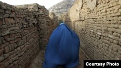 Dengan burka yang menutupi tubuh mereka, perempuan Afghanistan sering dianggap 'bisu.' Namun sebuah proyek menulis memberi mereka kesempatan untuk 'bersuara' (foto: awwproject.org).