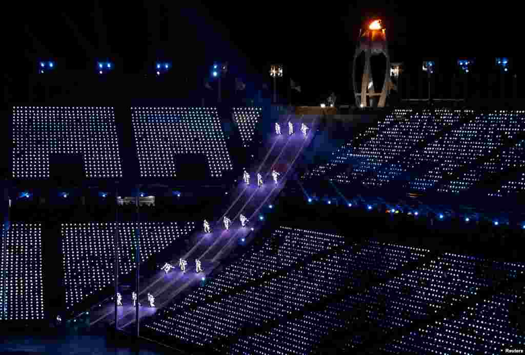 平昌冬奥会闭幕式上的艺术表演。（2018年2月25日）