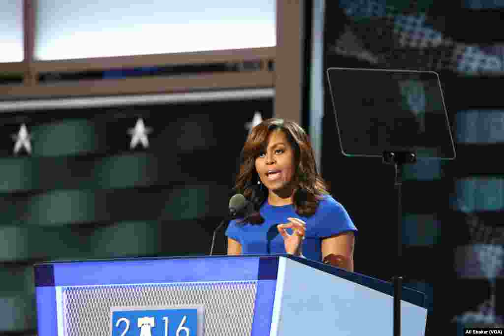 Ibu negara Michelle Obama, berbicara di Konvensi Nasional Partai Demokrat di Philadelphia, Pennsylvania (25/7), mengatakan kepada hadirin, &quot;Jangan biarkan siapa pun mengatakan kepada Anda bahwa negara ini tidak hebat.&quot; (VOA/A. Shaker)