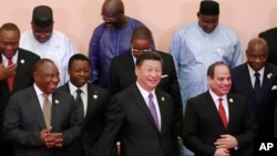 肯尼亚总统肯雅塔（右）在中非合作论坛北京峰会上