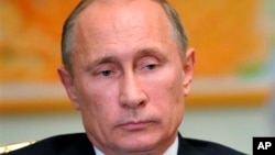 Presiden Rusia Vladimir Putin dalam pertemuan dengan jaksa agung (9/7) terkait LSM yang didanai asing dan melanggar undang-undang. (AP/RIA Novosti, Alexei Nikolsky)