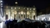 Des religieuses posent pour une photo sous la pluie avant un service de prière sur la place Saint-Pierre, alors que le pape François poursuit son hospitalisation, Vatican, le 1er mars 2025.