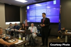 美国共和党籍众议员马特·盖兹（Matt Gaetz）在一次国防工业圆桌会议上发言（2017年8月28日，马特·盖兹网站图片）