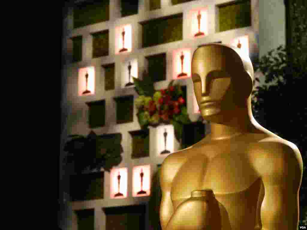 奥斯卡造型的灯墙（美国之音国符拍摄）