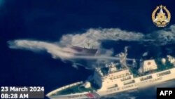 菲律宾武装部队2024年3月23日拍摄并发布的航拍视频截图显示，中国海警船（右下）使用水炮袭击菲律宾补给船。