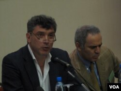 普京政权批评者涅姆佐夫和卡斯帕罗夫（右）几年前在莫斯科的一场纪念前苏联著名持不同政见者萨哈罗夫的会议上。涅姆佐夫一年前被杀害。