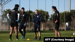 دروازه بانان تیم ملی فوتبال افغانستان با مربی خارجی شان در میدا انتالیای ترکیه