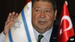 Le 24 novembre 2009, le ministre de l'économie Benjamin Ben-Eliezer s'exprime avecle ministre turc de la défense Vecdi Gonul, à Ankara, Turquie.