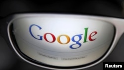 和谷歌电邮相关的谷歌检索网页反映在一个人的墨镜上