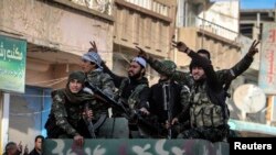 شادی مبارزان کرد وابسته به «یگان‌های مدافع خلق» در خیابان های قامشلی پس از آزادسازی تل حمیص - ۸ اسفند ۱۳۹۳ 