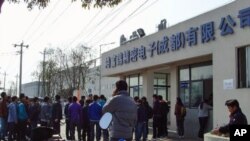 富士康成都厂北区厂房外面，新来的员工等待报到