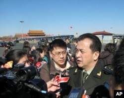 黄宏委员接受记者采访