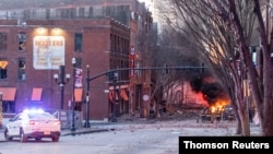 ទិដ្ឋភាព​ក្រោយ​ហេតុការណ៍​ផ្ទុះ​រថយន្ដ​មួយ​គ្រឿង​នៅ​ទីក្រុង Nashville រដ្ឋ Tennessee ថ្ងៃទី២៥ ខែធ្នូ ឆ្នាំ២០២០។ 