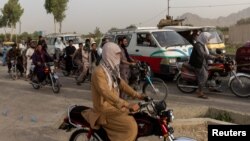在阿富汗坎大哈省的一处检查站，在阿富汗特种部队在与塔利班激战后重新集结之际，车流停了下来。(2021年7月13日)