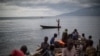 Un pêcheur manœuvre son embarcation sur le lac Tanganyika à Uvira, le 22 mars 2015. 