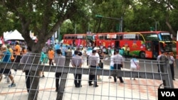 当局用铁栅栏为入场运动员设立安全通道（美国之音黎堡摄）