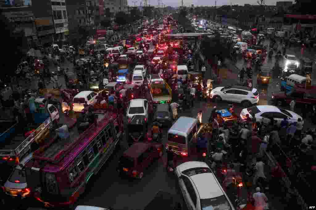 파키스탄 항구 도시 카라치에서 홍수로 도로가 물에 잠겼다.