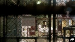 Un prisonnier se promène dans une zone communale du centre de détention de Guantanamo, à la base navale de Guantanamo, à Cuba, 7 juin 2014.