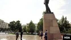 Riçard Morninqstar sabiq prezident Heydər Əliyevin abidəsi önündə