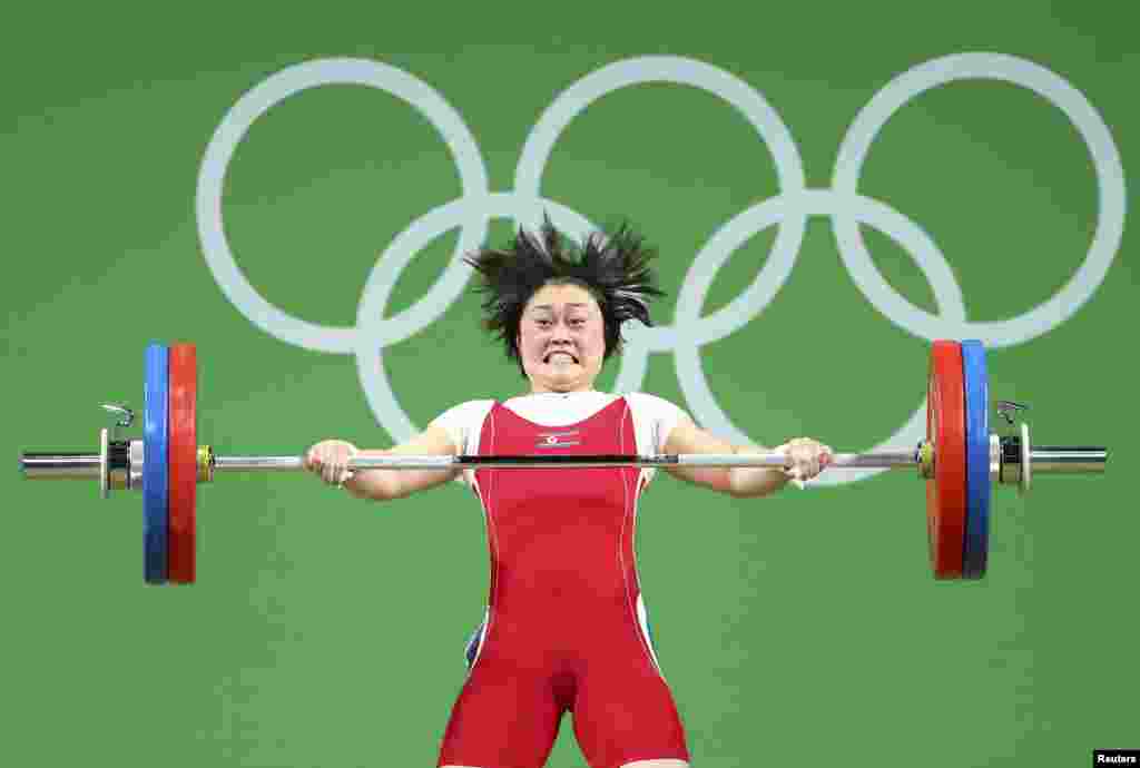 កីឡាការនី Choe Hyo Sim នៃ​ប្រទេស​កូរ៉េខាងជើង​ ប្រកួត​នៅ​ក្នុង​ការ​ប្រកួត​វគ្គ​ផ្តាច់ព្រ័ត្រ​ផ្នែក​លើកទម្ងន់ ៦៣ គីឡូក្រាម​ នៅ​ក្នុង​ការ​ប្រកួត​កីឡា​អូឡាំពិក​ក្រុង Rio ប្រទេស​ប្រេស៊ីល កាល​ពី​ថ្ងៃ​ទី០៩ ខែ​សីហា ឆ្នាំ​២០១៦។&nbsp;