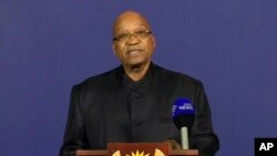 Dans cette image de la télévision, le président d'Afrique du Sud Jacob Zuma annonce la mort de l'ancien président sud-africain Nelson Mandela, à la presse le 5 décembre 2013, à partir d'un podium à Pretoria, Afrique du Sud.