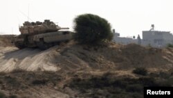 Tank Israel berpatroli di dekat perbatasan dengan Jalur Gaza bagian utara, Rabu (24/10).