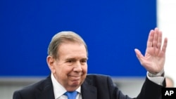 Edmundo Gonzalez Urrutia saat menghadiri acara penghargaan di Parlemen Eropa di Strasbourg, pada 17 Desember 2024. (Foto: AP/Pascal Bastien)