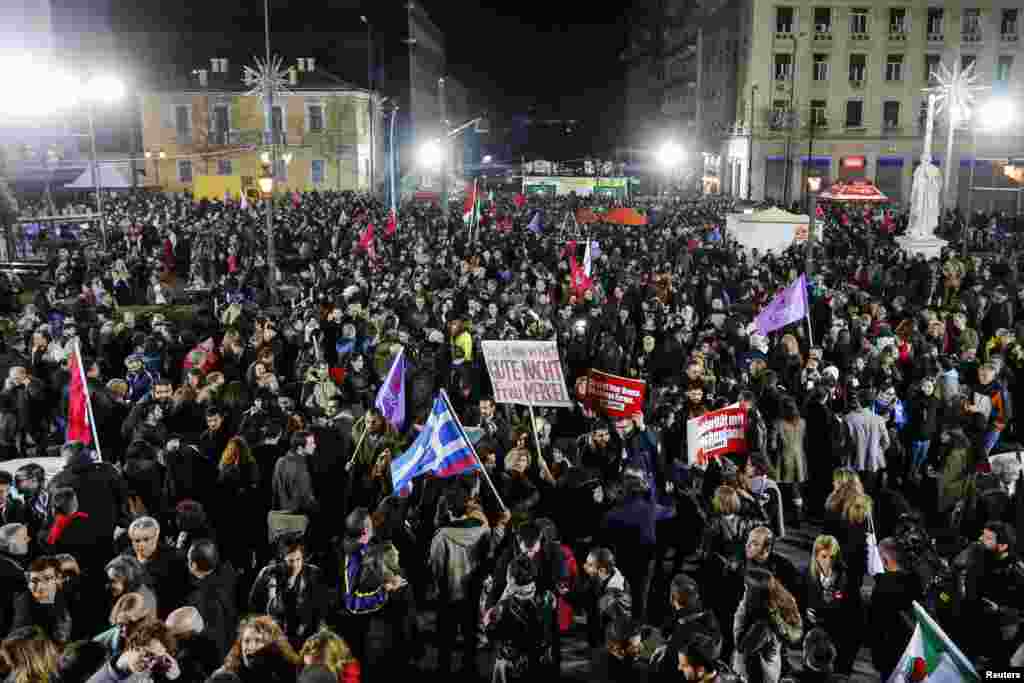 هواداران الکسیس سیپراس، رهبر ۴۰ ساله حزب چپ راديکال سیریزا، پس از پيروزی رهبرشان در آتن جشن گرفتند&nbsp;&nbsp;--&nbsp;۵ بهمن ۱۳۹۳ (۲۵ ژانويه ۲۰۱۵)