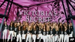 نمایش سالانه لباس ویکتوریا سکرت در پاریس 