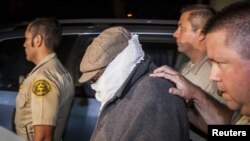 纳库拉.巴瑟莱. 纳库拉9月15日在加利福尼亚州洛杉矶县塞里托斯警长办公室的警官护送之下，离开他的住家