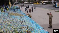 Офіцер і ветеран російсько-української війни 60-річний Олег Боженко вшановує пам’ять загиблих українських воїнів на Майдані Незалежності в Києві, 28 травня 2024 року. (Фото Анатолія СТЕПАНОВА / AFP)