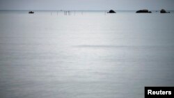 一艘渔船回到大纳土纳岛东岸（资料图）